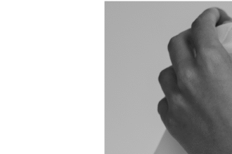 dłonie ściskające prześcieradło